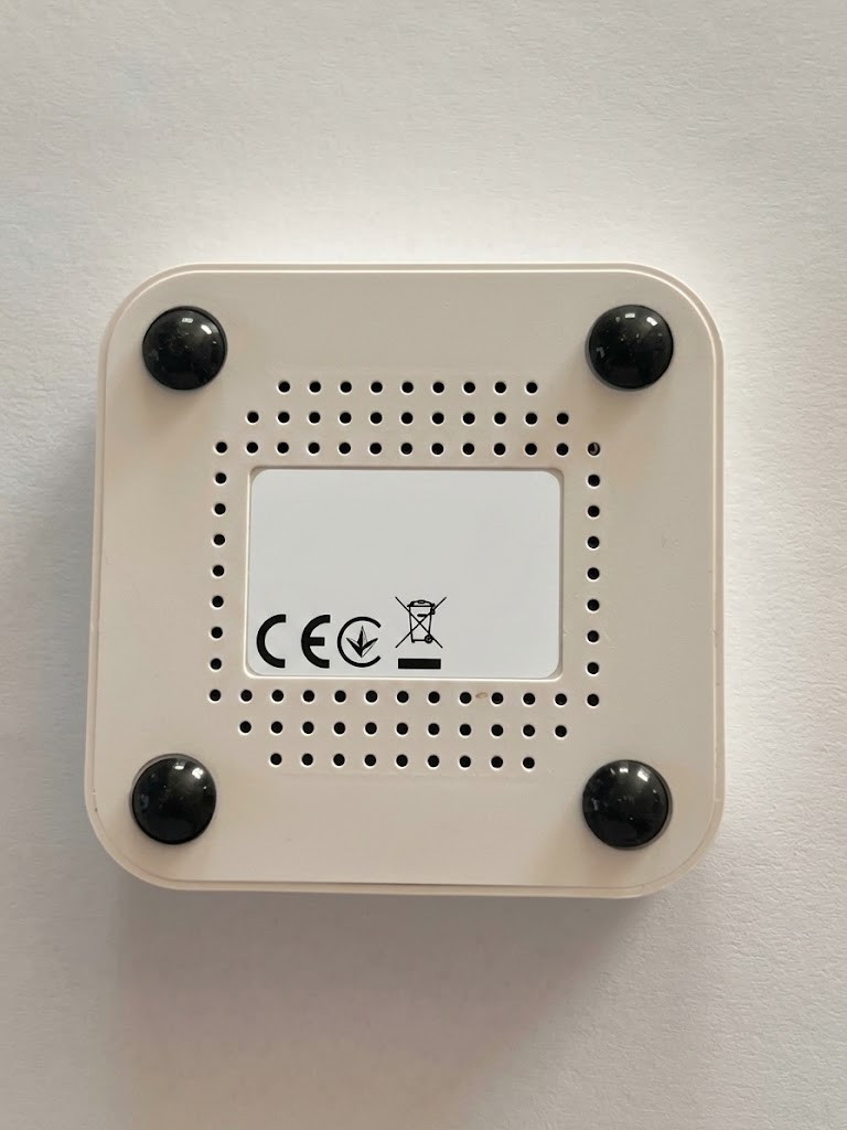 Svitgrid ED-1 — underside showing the rubber feet, vents and CE marking