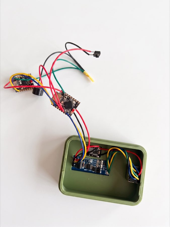ED-1.1 opened up, showing the board that drives the cable to the inverter